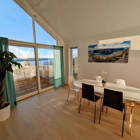 Апартаменты Bright Fjord View Йёрпеланн